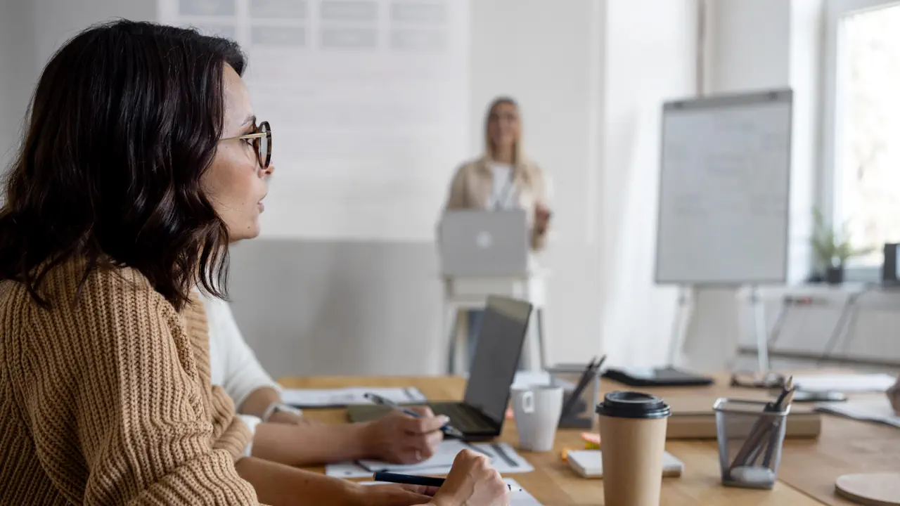 Une femme childfree au travail.